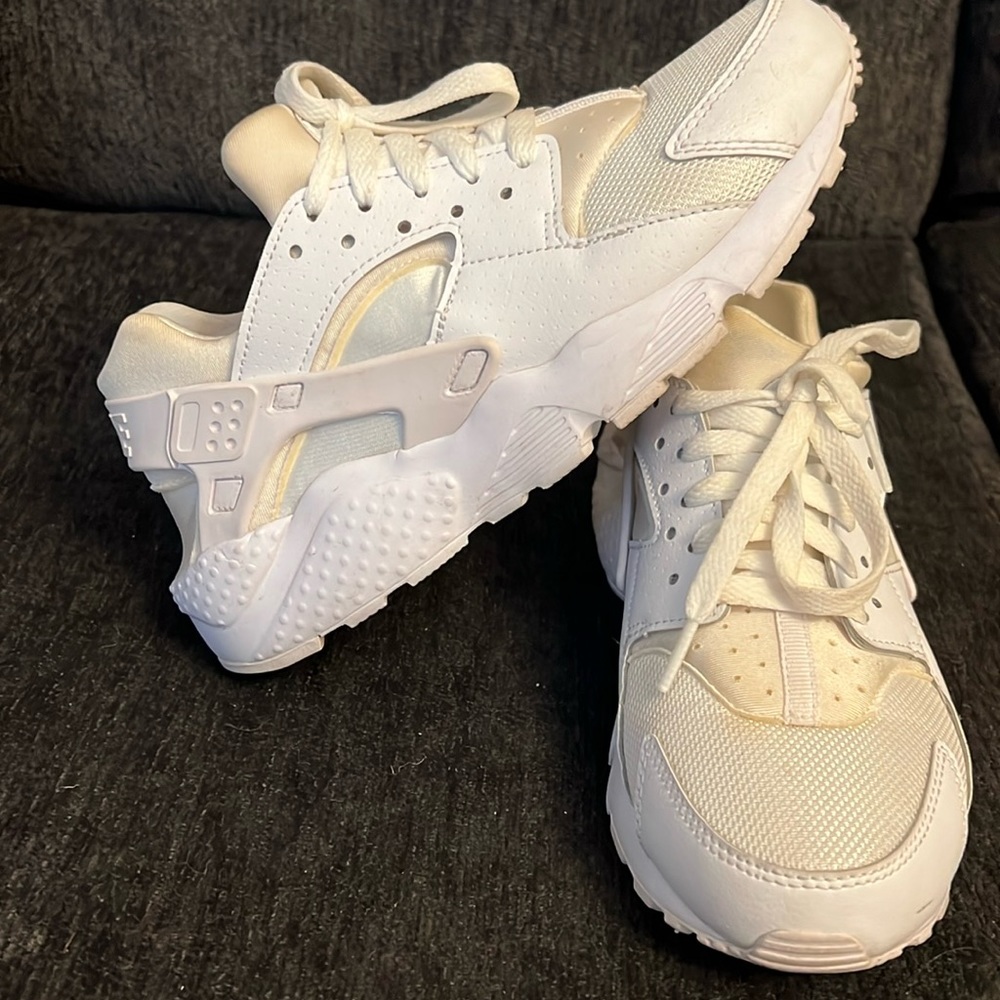 White Nike Air Huarache